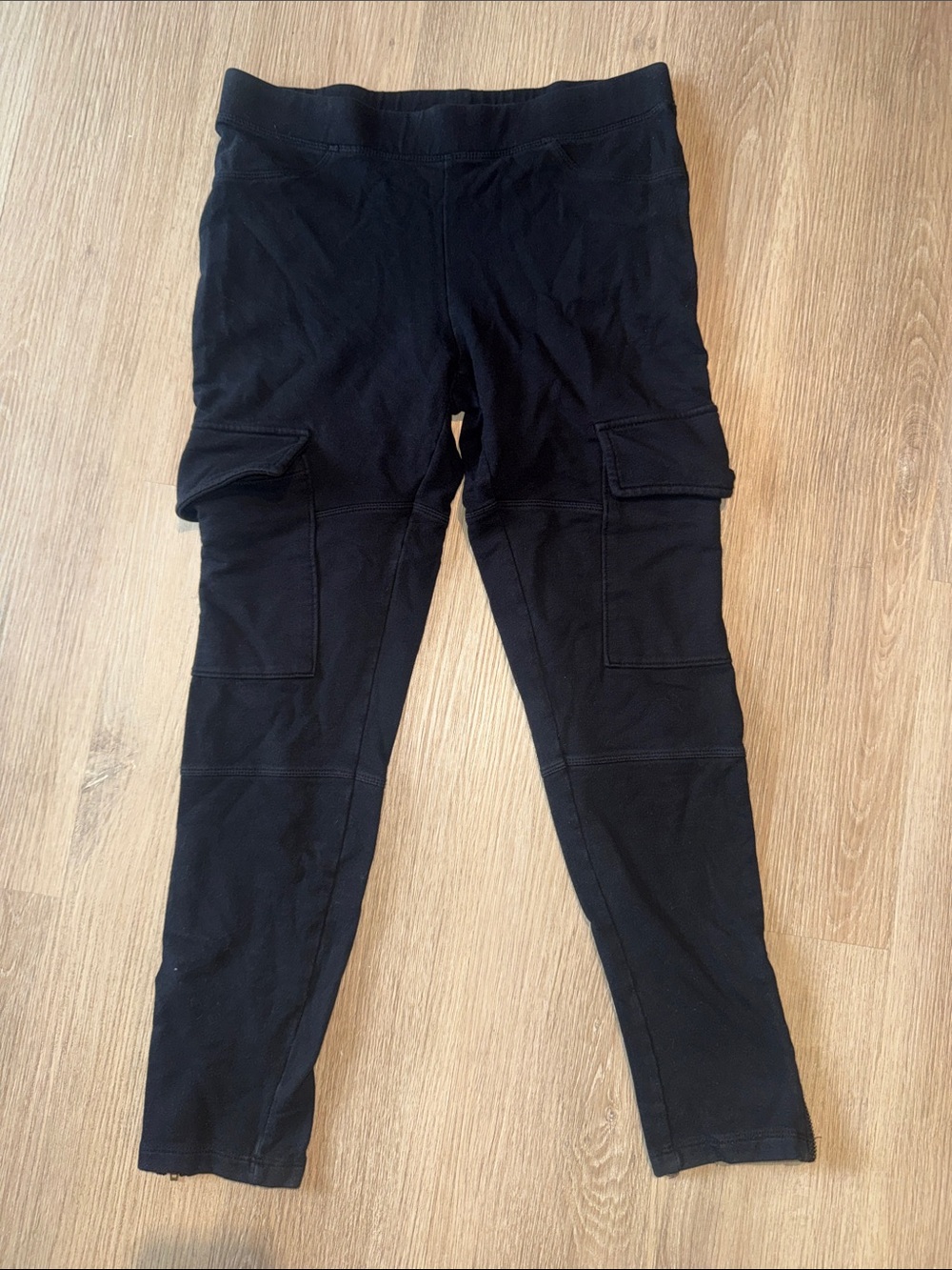 ELLE Mid Rise Black Cargo Pocket Style Zipper Ankle Decor Leggings
